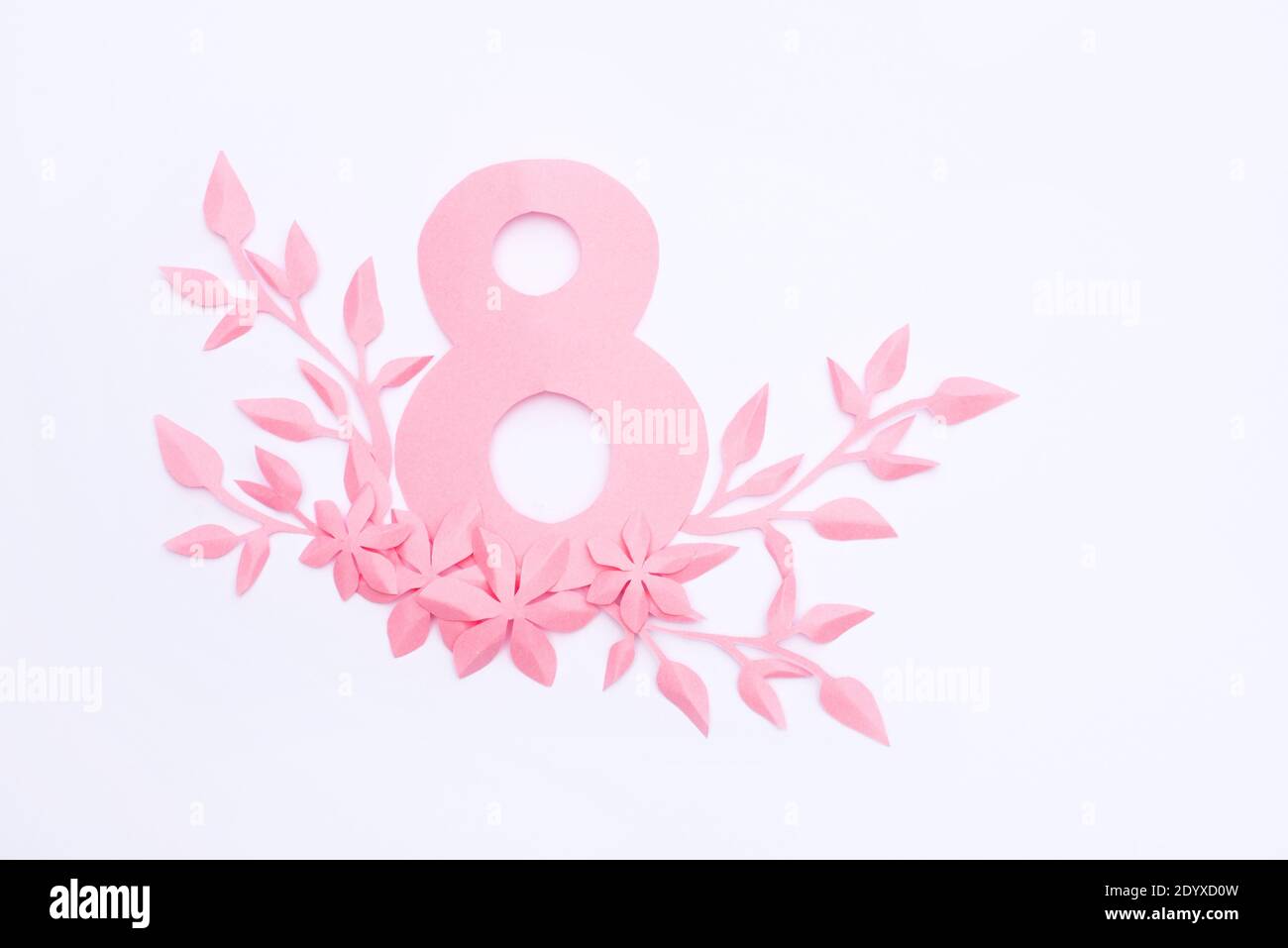 Carte de la fête des femmes du 8 mars avec fleurs en papier rose Banque D'Images