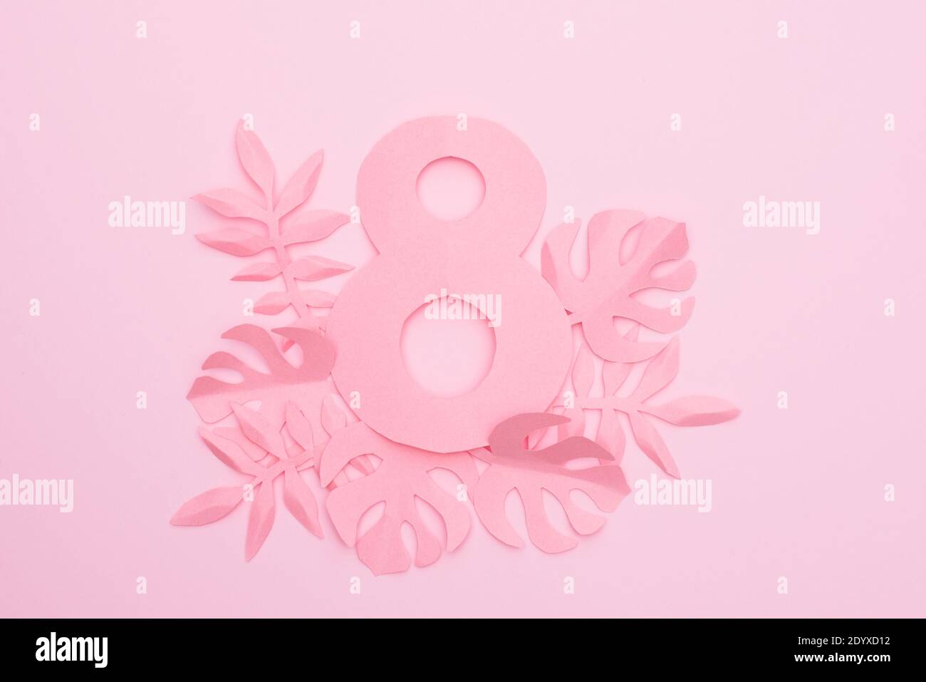 Carte de la fête des femmes du 8 mars avec feuilles de papier rose Banque D'Images