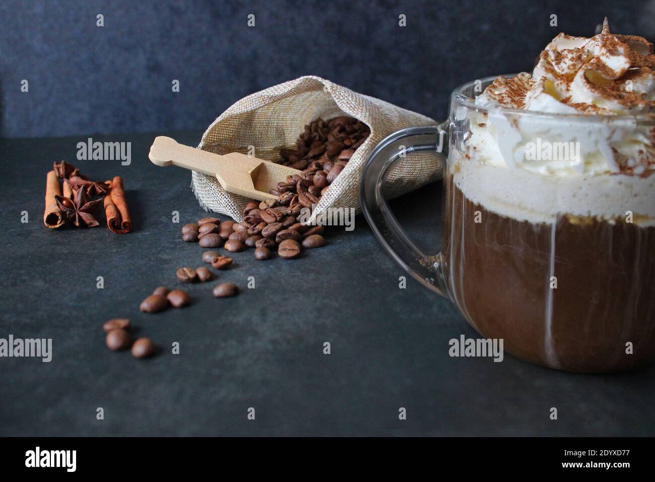 boisson gazeuse au café. Cappuccino ou latte dans un verre transparent sur fond sombre Banque D'Images