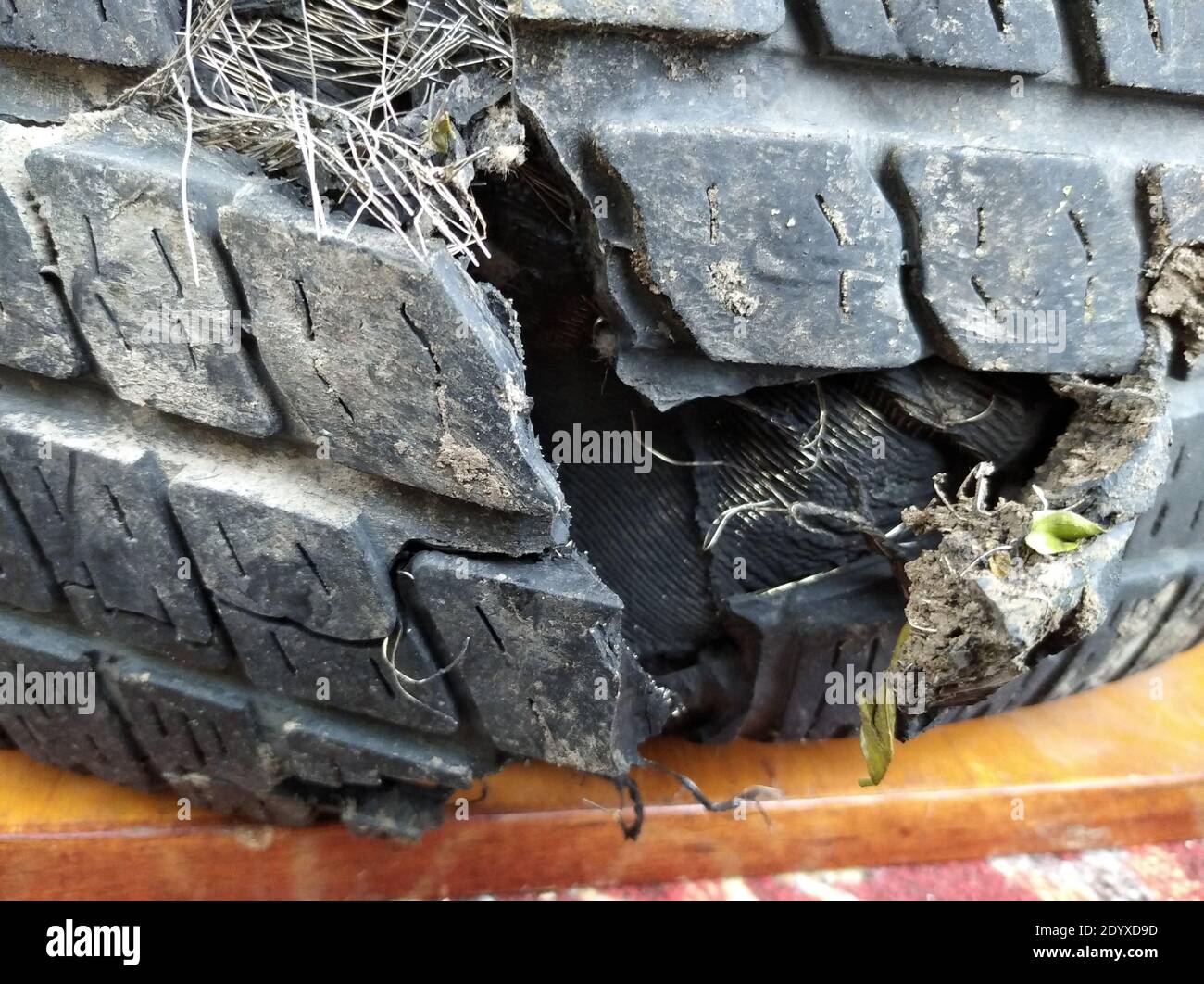 gros plan d'un pneu de voiture déchiré. Grand trou Photo Stock - Alamy