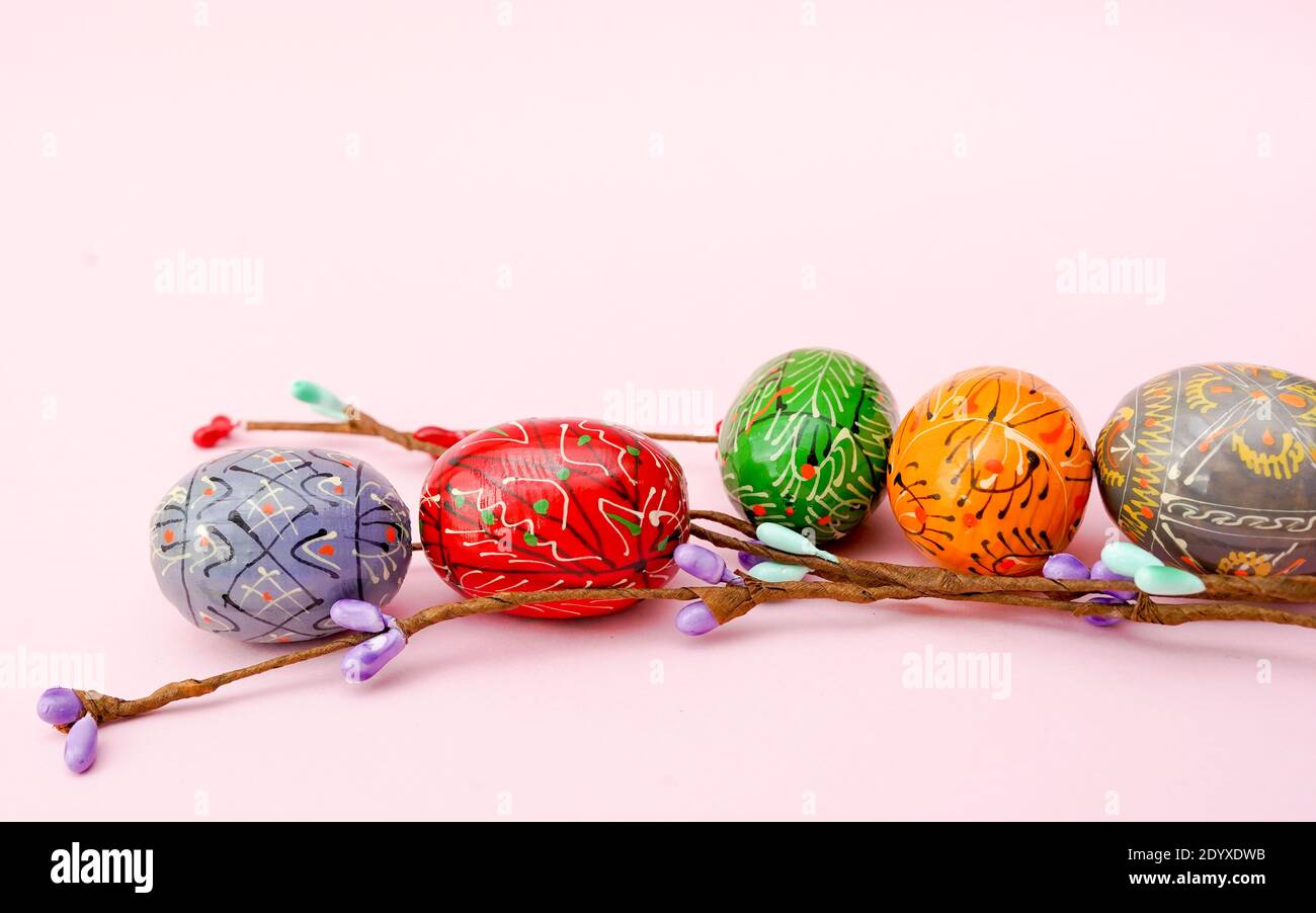 Œufs de Pâques avec branche sur fond rose, espace de copie Banque D'Images