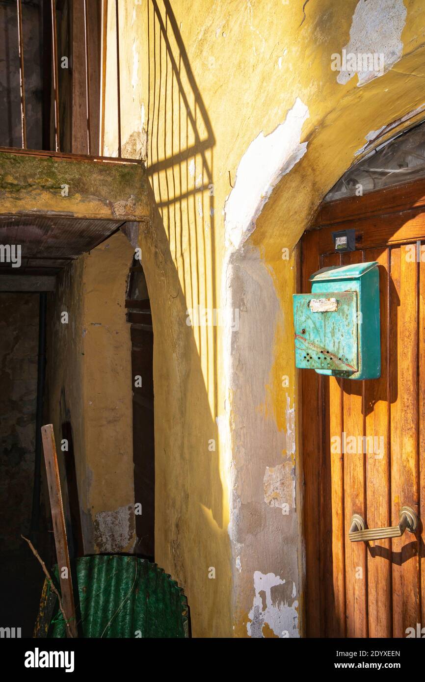 porte d'entrée d'une maison résidentielle abandonnée Banque D'Images