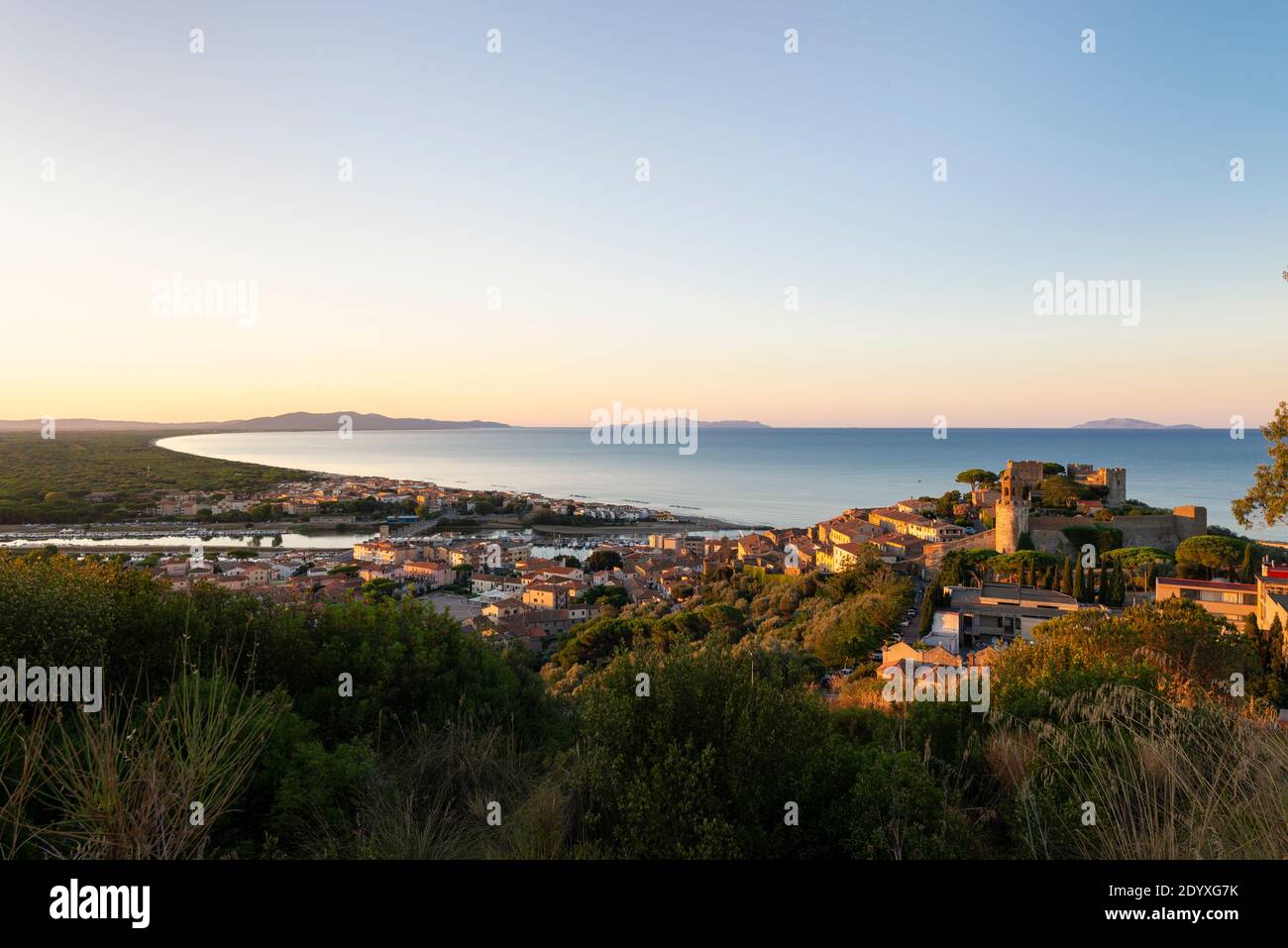 Vue sur le château, la ville et le port de Castiglione della Pescaia à une baie de la côte de la Maremme au soleil du matin, Toscane, Italie Banque D'Images