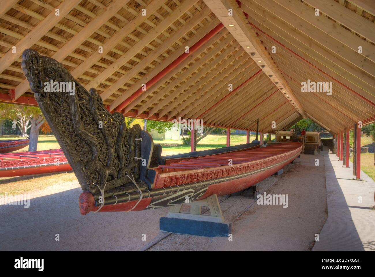 Canoë de guerre maori sur les terrains du traité de Waitangi en Nouvelle-Zélande Banque D'Images