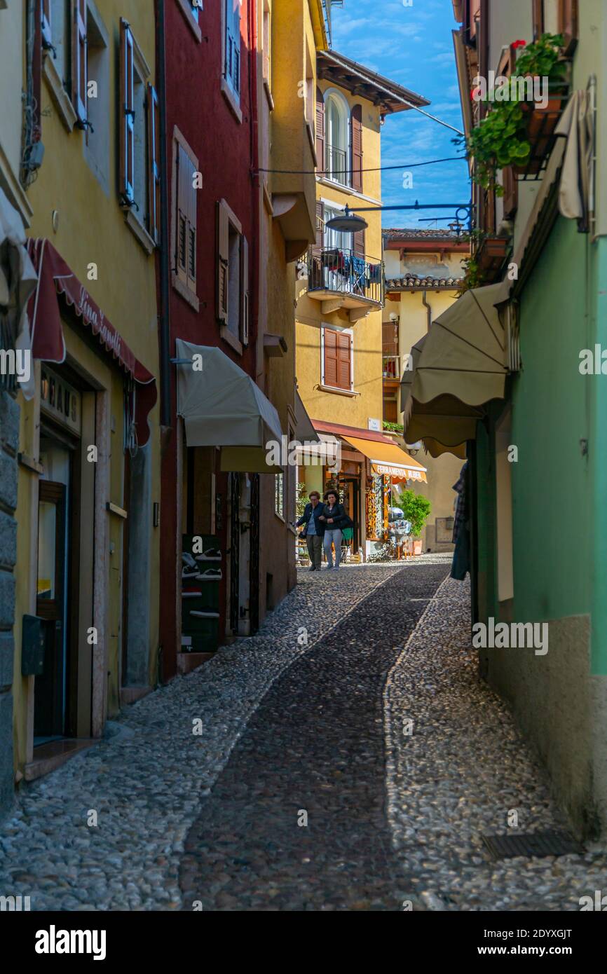 Vue sur la rue pavée étroite et l'architecture par une journée ensoleillée, Malcesine, Lac de Garde, province de Vérone, Italie, Europe Banque D'Images