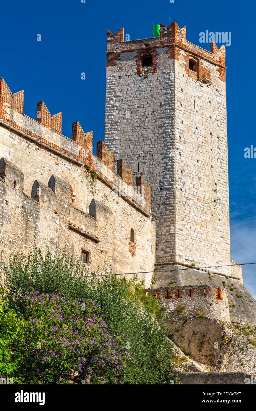 Vue sur le château par une journée ensoleillée, Malcesine, Lac de Garde, province de Vérone, Italie, Europe Banque D'Images