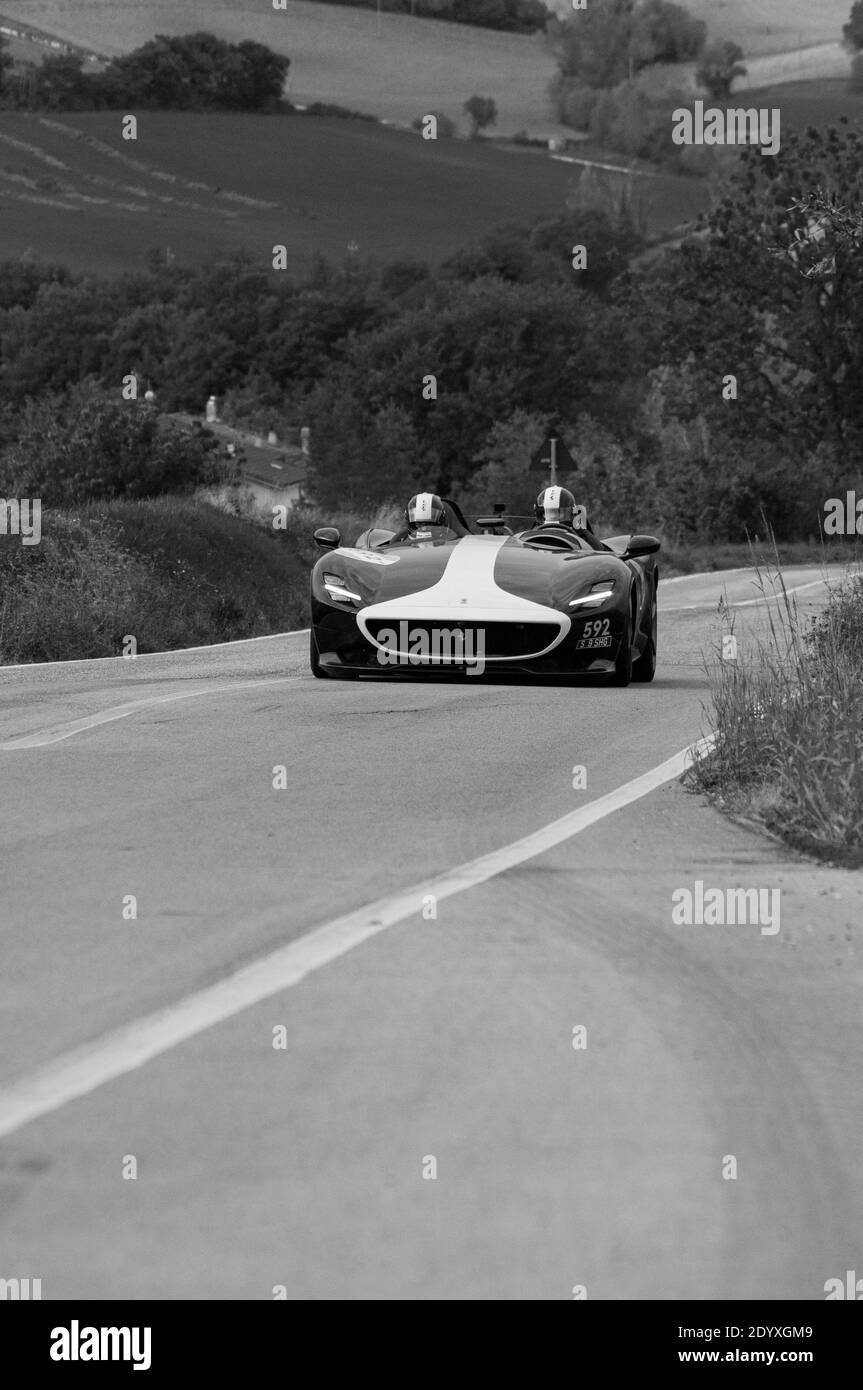 CAGLI , ITALIE - OTT 24 - 2020 : FERRARI MONZA MONZA SP1 sur une vieille voiture de course en rallye mille Miglia 2020 la célèbre course historique italienne (1927-1957) Banque D'Images