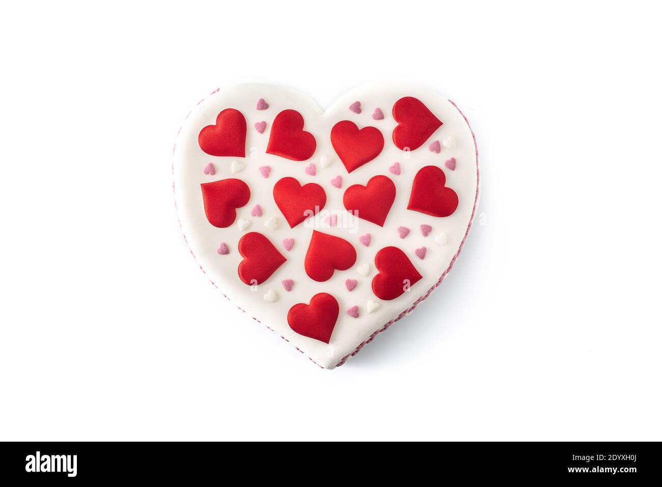 Gâteau de coeur pour la Saint-Valentin, la fête des mères ou l'anniversaire, décoré de coeurs de sucre isolés sur fond blanc Banque D'Images