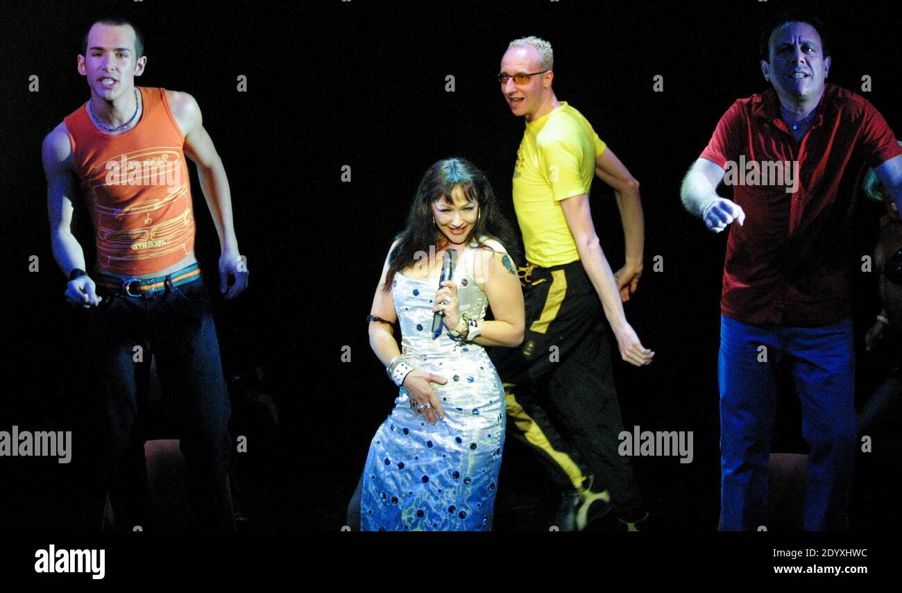 l-r: Paul Keating (Straight Dave), Frances Barber (Billie Tricks), David Langham (Flynn), David Burt (Vic Christian) plus PROCHE DU CIEL au Arts Theatre, Londres WC2 31/05/2001 livre: Jonathan Harvey musique et paroles: The PET Shop Boys design: Es Devlin Lighting: Mark Henderson chorégraphie: Peter Darling réalisateur: Gemma Bodinetz Banque D'Images l-r: Paul Keating (Straight Dave), Frances Barber (Billie Tricks), David Langham (Flynn), David Burt (Vic Christian) plus PROCHE DU CIEL au Arts Theatre, Londres WC2 31/05/2001 livre: Jonathan Harvey musique et paroles: The PET Shop Boys design: Es Devlin Lighting: Mark Henderson chorégraphie: Peter Darling réalisateur: Gemma Bodinetz Banque D'Images