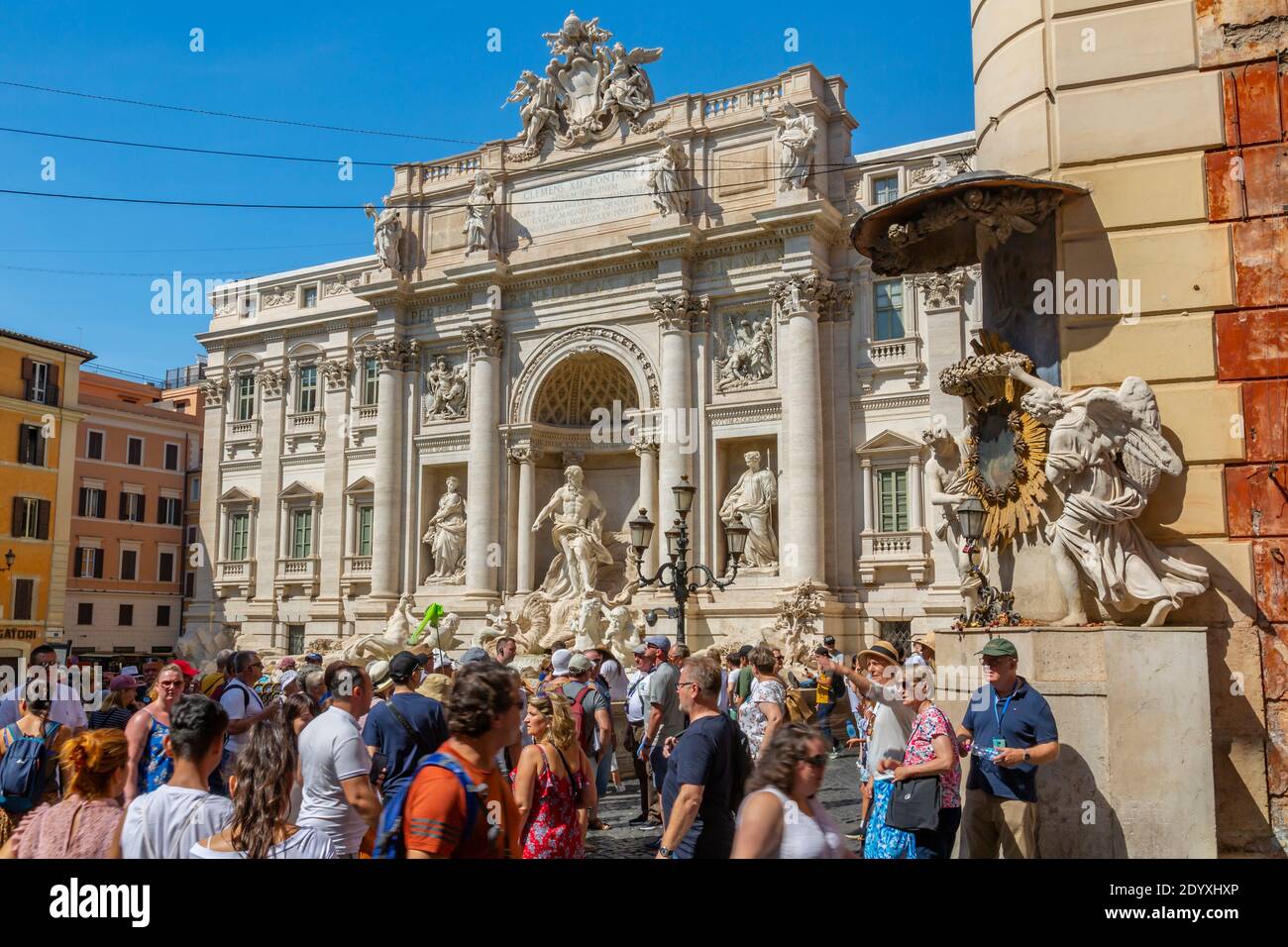 Vue sur les visiteurs et la fontaine de Trevi, la Piazza di Trevi, Rome, Lazio, Italie, Europe Banque D'Images