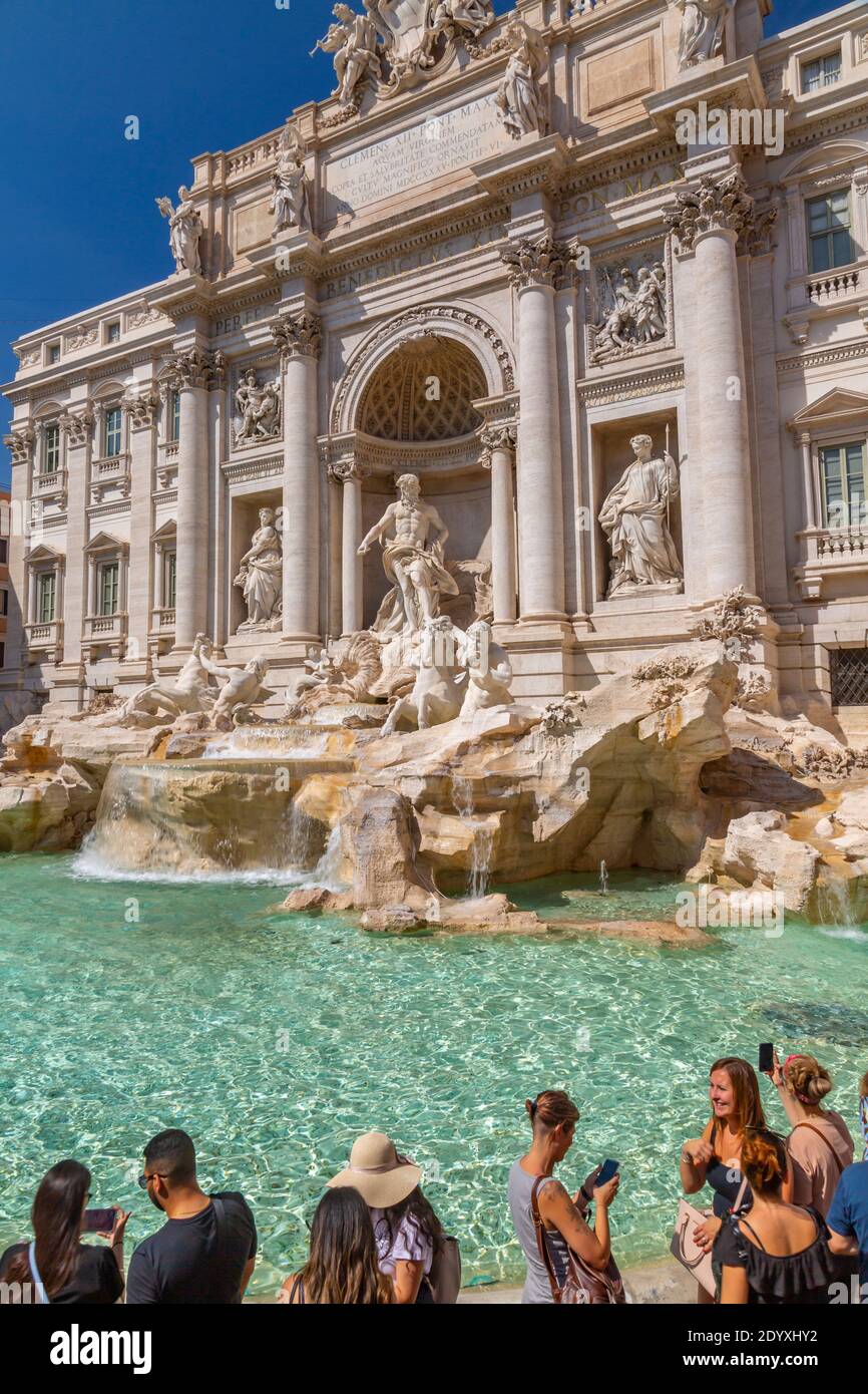 Vue sur les visiteurs et la fontaine de Trevi, la Piazza di Trevi, Rome, Lazio, Italie, Europe Banque D'Images