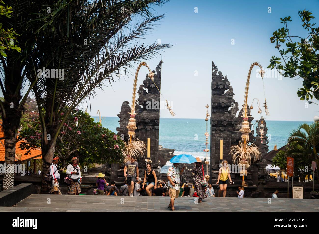 Touristes autour de la porte de Tanah Lot Temple Banque D'Images