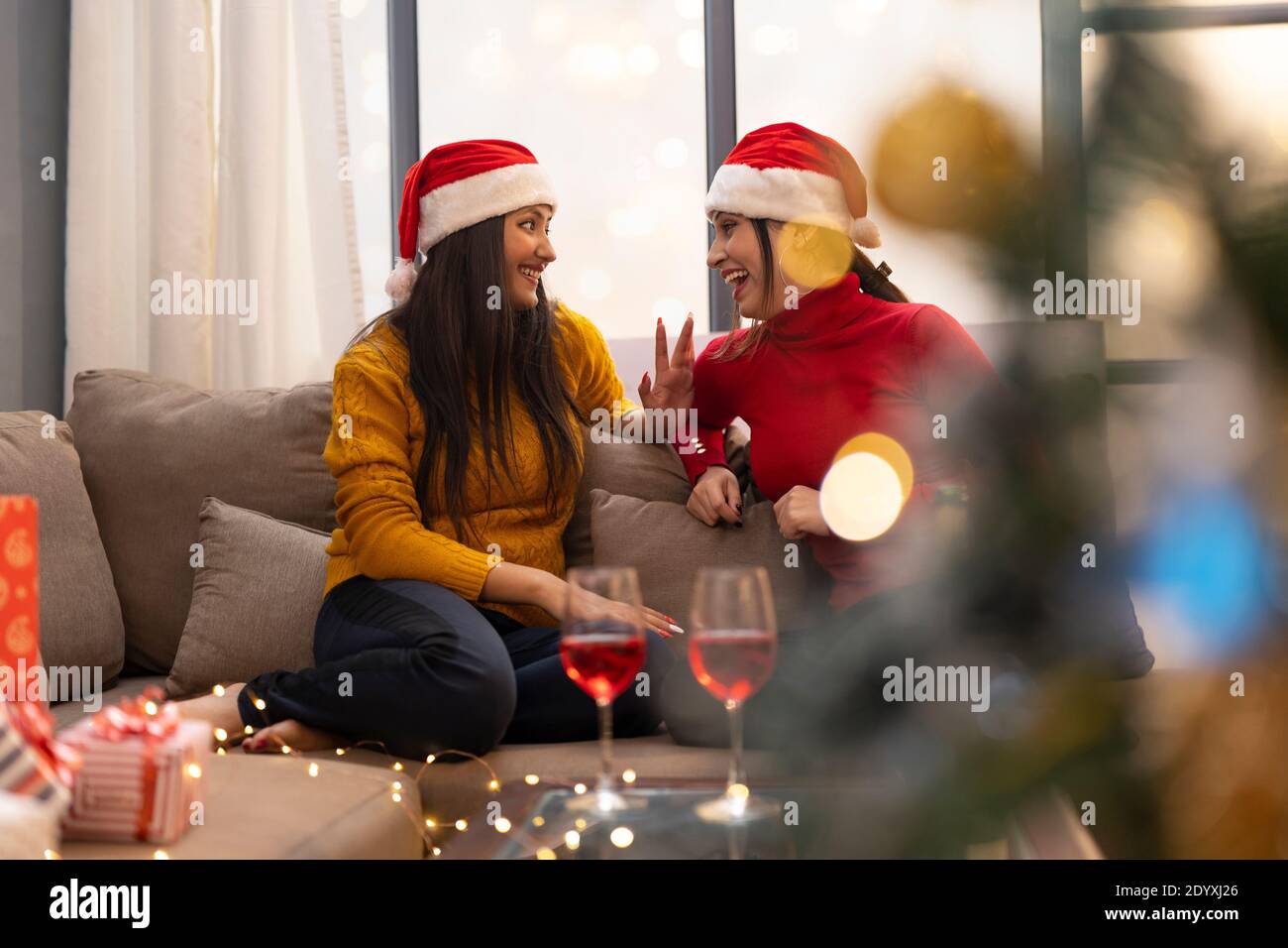 Jeunes femmes célébrant la fête du vin de Noël à la maison Banque D'Images