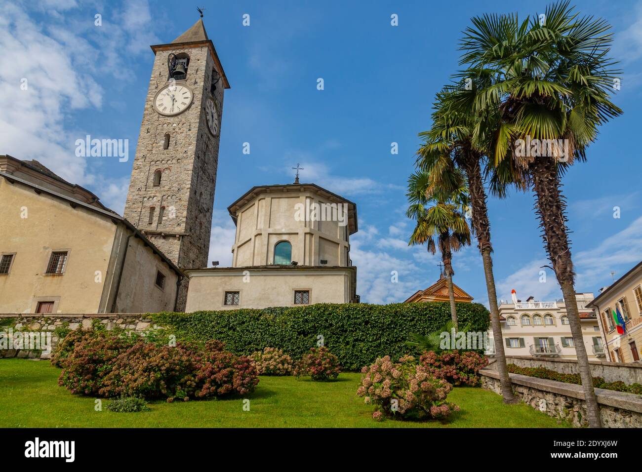 Vue sur l'église catholique, Baveno, Lago Maggiore, Piémont, lacs italiens, Italie, Europe Banque D'Images