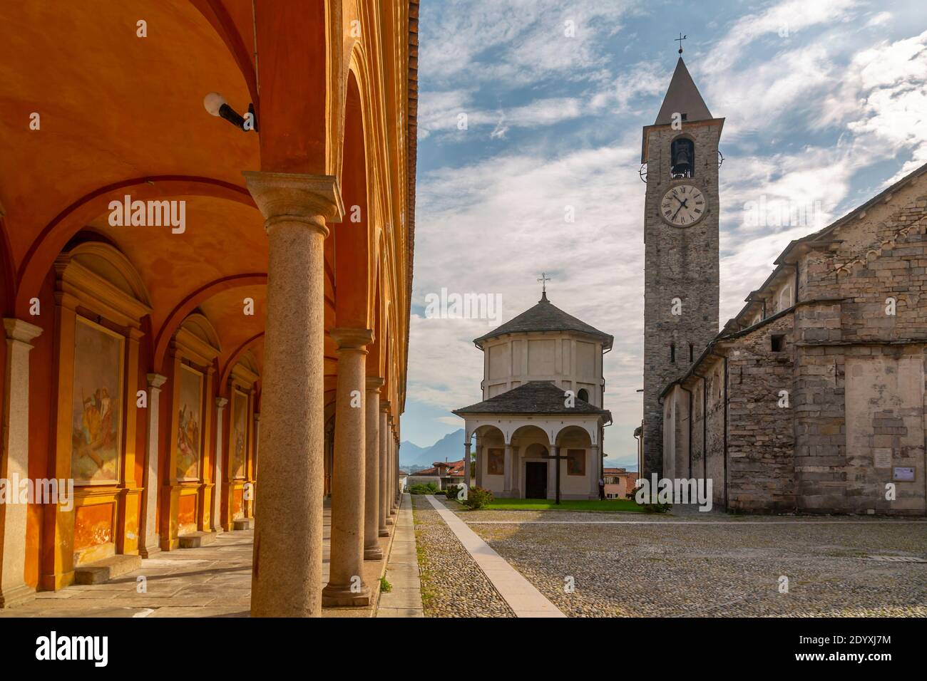 Vue sur les environs montagneux du lac majeur de Baveno, Lago Maggiore, Piémont, les lacs italiens, l'Italie, l'Europe Banque D'Images
