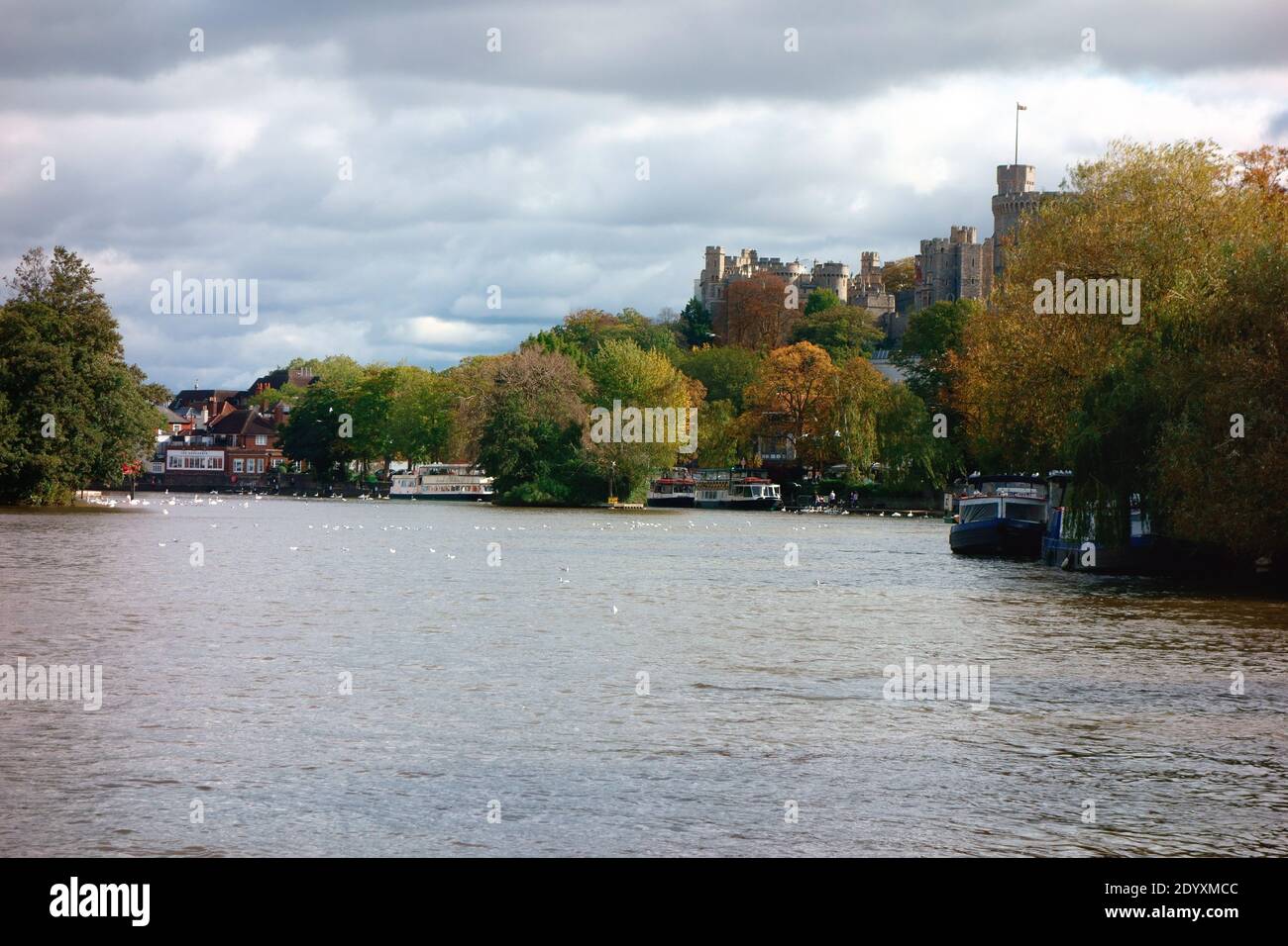 Vue sur le château de Windsor depuis la Tamise Banque D'Images