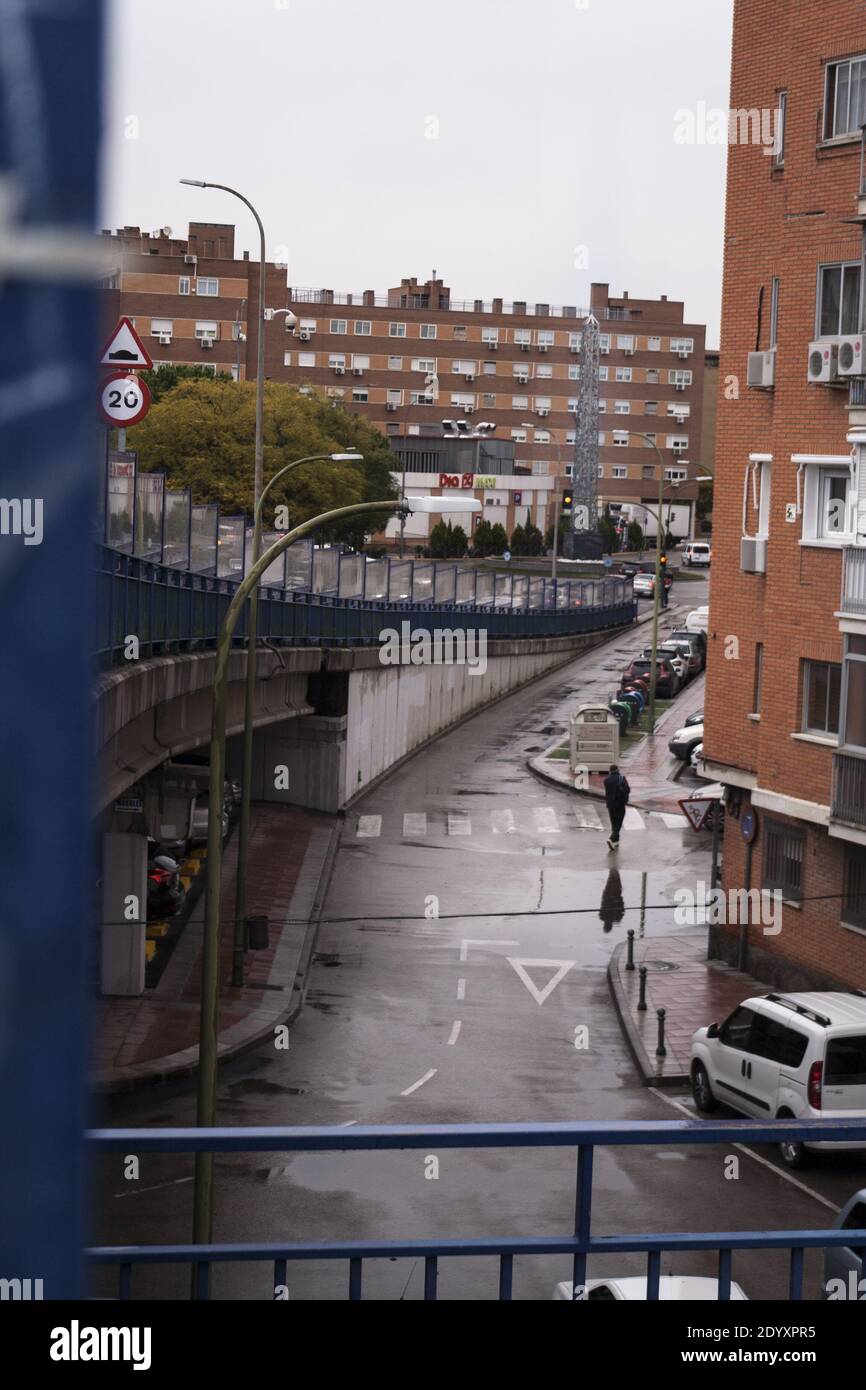 MADRID, ESPAGNE - 08 novembre 2020: La rue solitaire dans un jour pluvieux en hiver Banque D'Images
