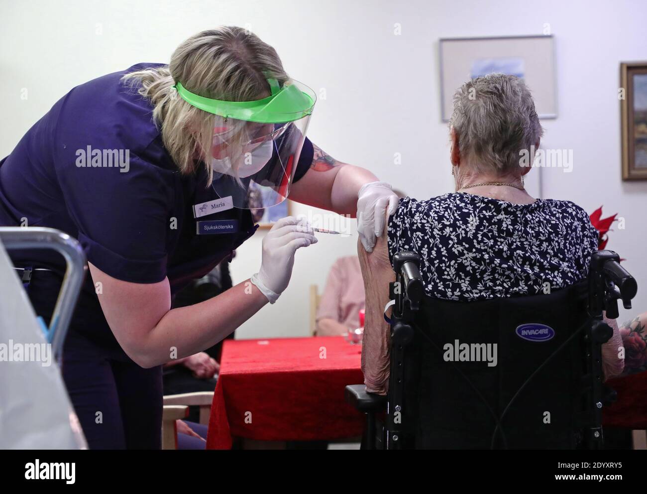 LINKÖPING, SUÈDE- 27 DÉCEMBRE 2020: Dimanche, la première vaccination de corona a eu lieu en Suède. Les ampoules de Pfizer Biontech avec le vaccin corona viennent d'arriver dans une maison de retraite. Photo : infirmière donnant un vaccin Covid-19 résident. Photo Jeppe Gustafsson Banque D'Images