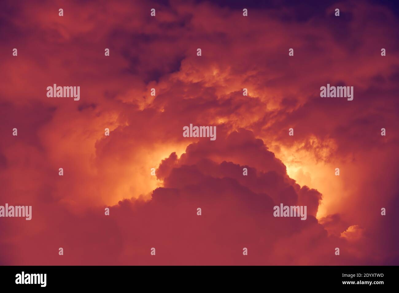 Orage d'été avec des éclairs dans les nuages Banque D'Images