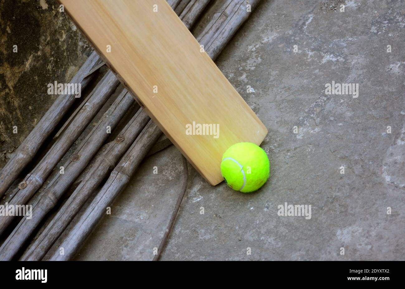 Balle de cricket et balle de tennis Banque D'Images