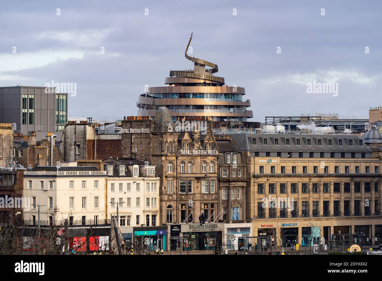 Vue sur l'architecture moderne du toit de l'hôtel W en construction au nouveau quartier St James, Edimbourg, Écosse, Royaume-Uni Banque D'Images