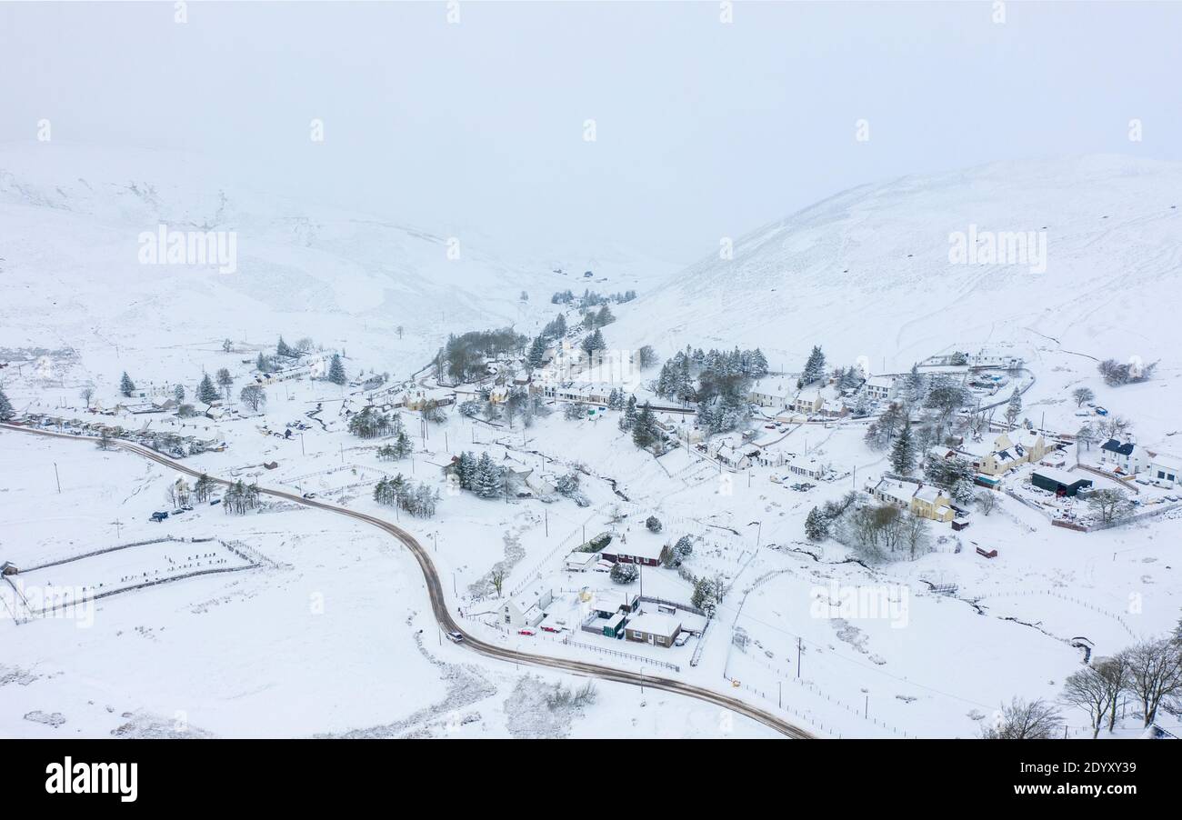 Vue aérienne du village de Wanlockhead couvert de neige hivernale, Dumfries et Galloway, Écosse, Royaume-Uni Banque D'Images