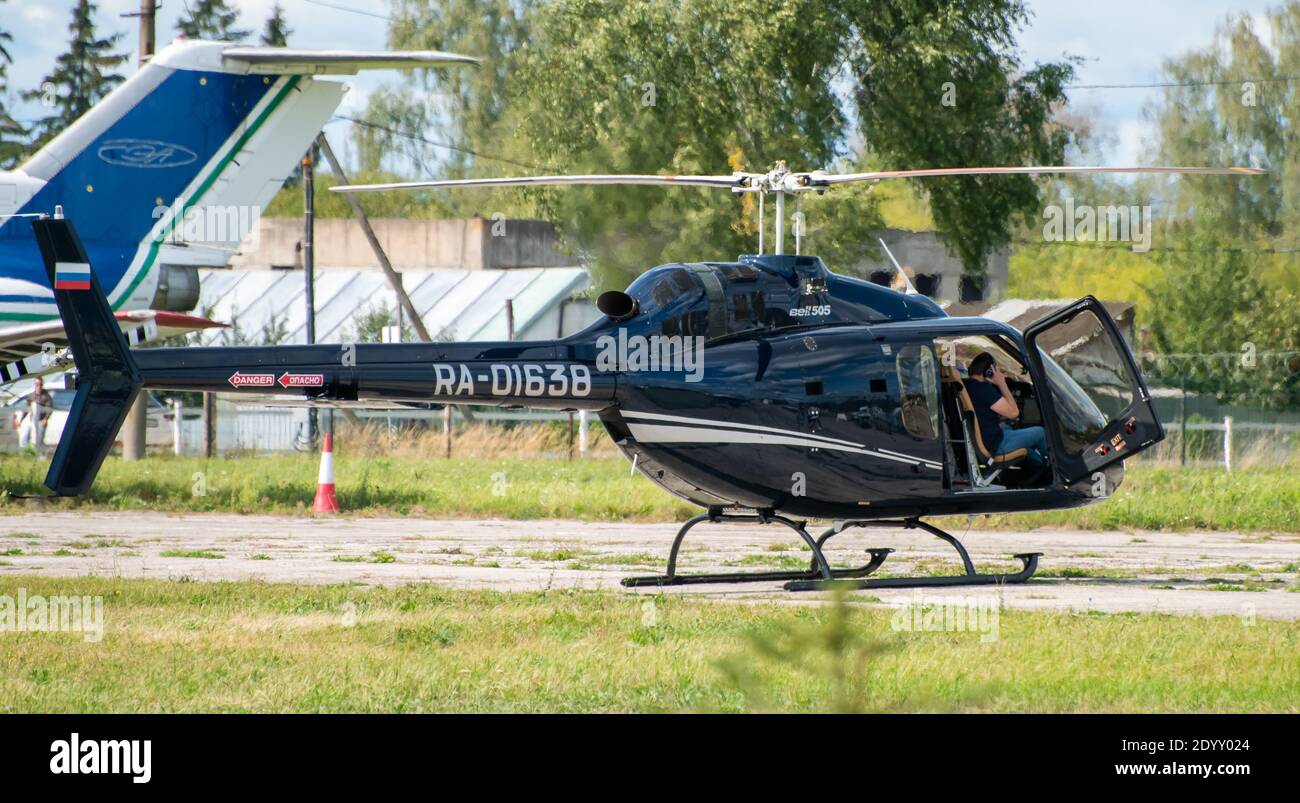 12 septembre 2020, région de Kaluga, Russie. Hélicoptère Bell 505 un vol d'entraînement à l'aérodrome d'Oreshkovo. Banque D'Images