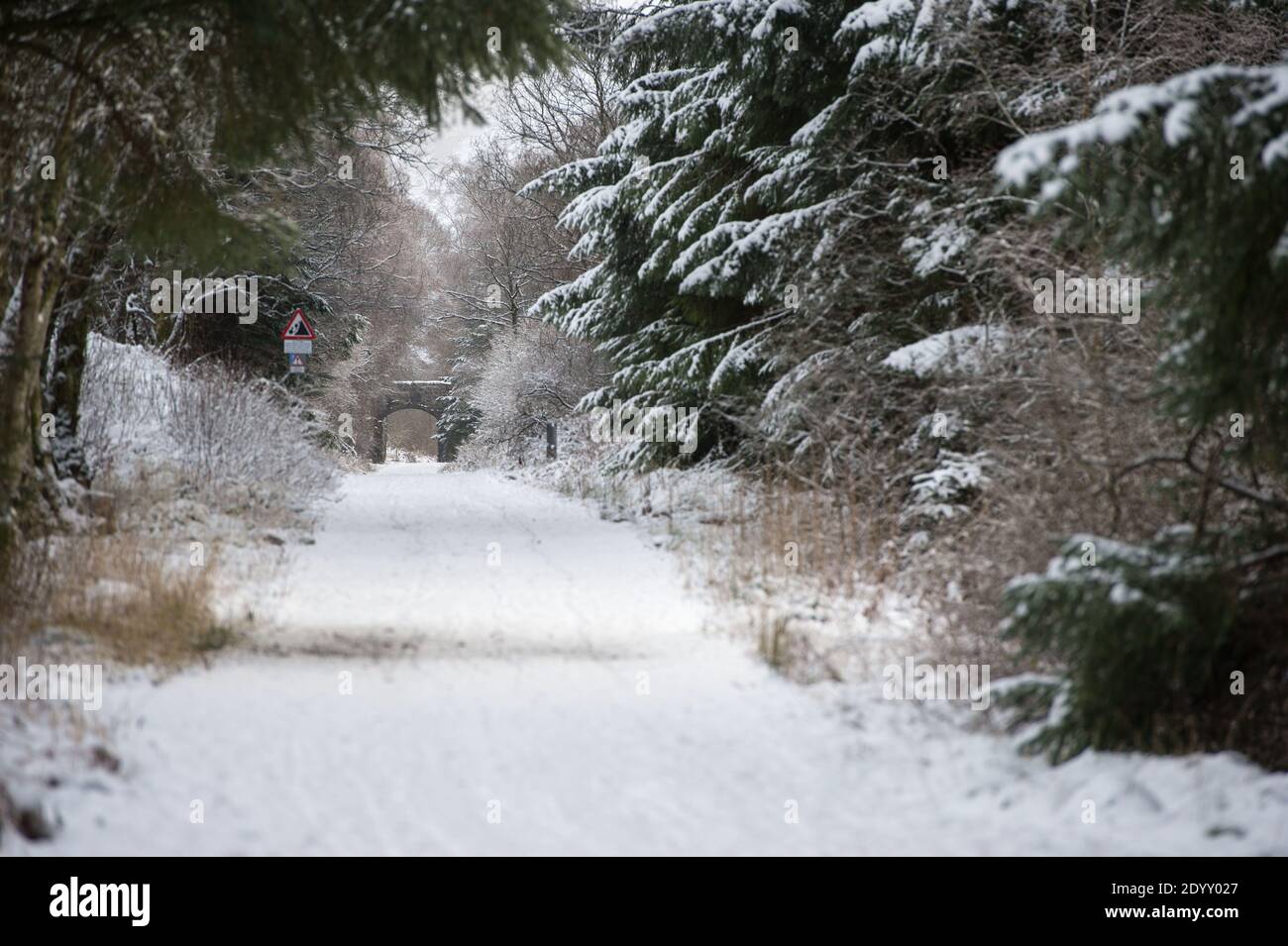 A82 près de Tyndrum, Stirlingshire, Écosse, Royaume-Uni. 28 décembre 2020. Photo : chemin couvert de neige. La neige est encore couché sur les collines à la suite de la chute de neige de la nuit de Storm Bella. Températures de gel avec un avertissement jaune toujours en place émis par le bureau DU MET. Crédit : Colin Fisher/Alay Live News Banque D'Images