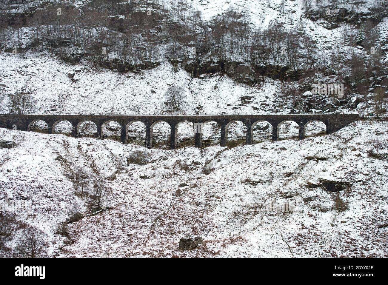 A82 près de Tyndrum, Stirlingshire, Écosse, Royaume-Uni. 28 décembre 2020. Photo : viaduc de Glen Ogle. La neige est encore couché sur les collines à la suite de la chute de neige de la nuit de Storm Bella. Températures de gel avec un avertissement jaune toujours en place émis par le bureau DU MET. Crédit : Colin Fisher/Alay Live News Banque D'Images