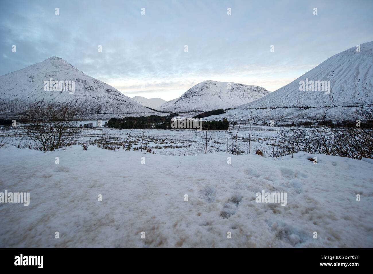 A82 près de Tyndrum, Stirlingshire, Écosse, Royaume-Uni. 28 décembre 2020. Photo : montagnes enneigées près de Tyndrum. La neige est encore couché sur les collines à la suite de la chute de neige de la nuit de Storm Bella. Températures de gel avec un avertissement jaune toujours en place émis par le bureau DU MET. Crédit : Colin Fisher/Alay Live News Banque D'Images