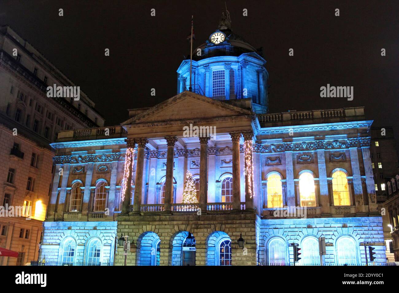L'hôtel de ville de Liverpool est illuminé la nuit Banque D'Images