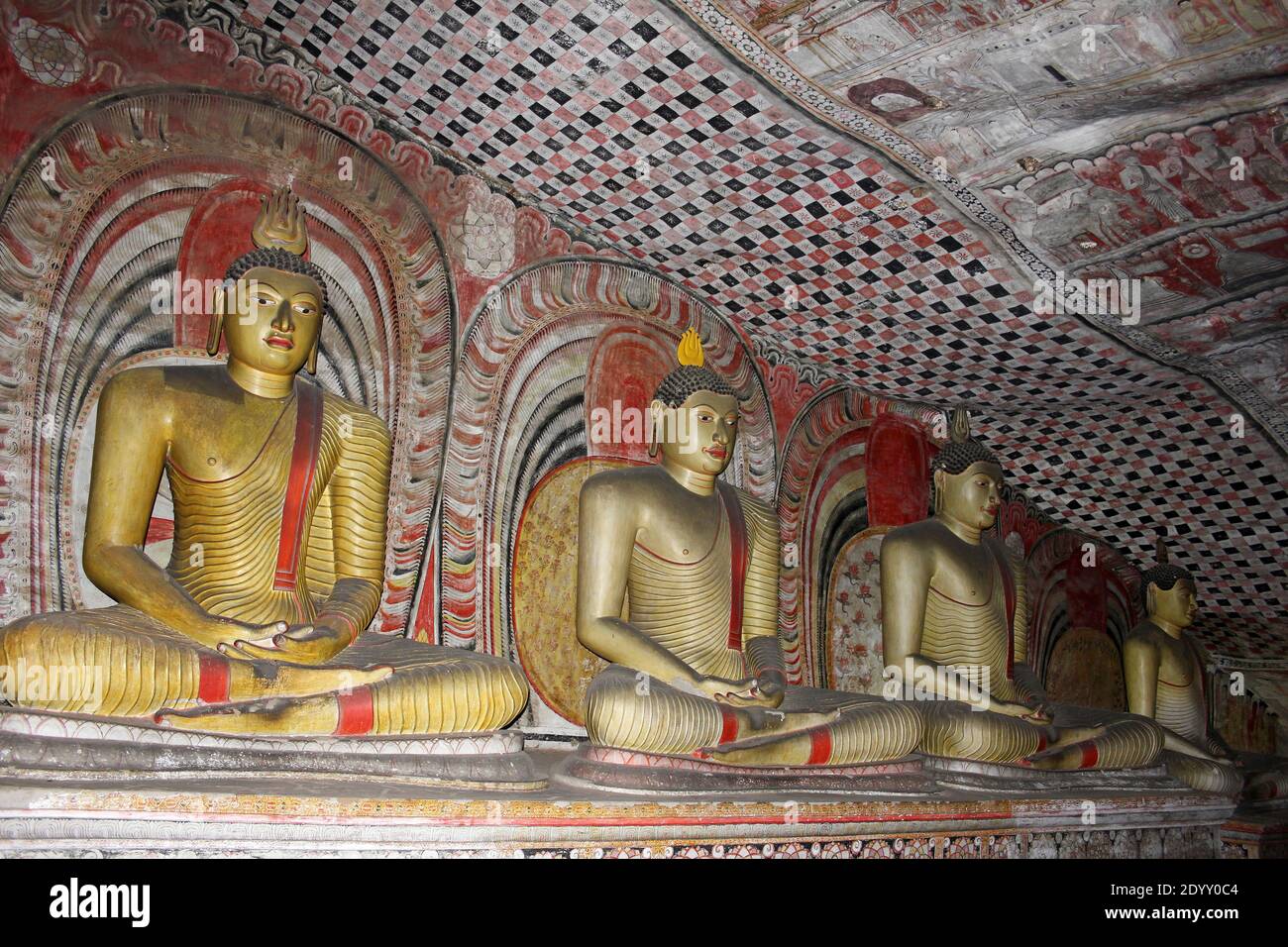 Statues de Buddhas dans le temple de la grotte de Dambulla de Lotus position, Sri Lanka Banque D'Images