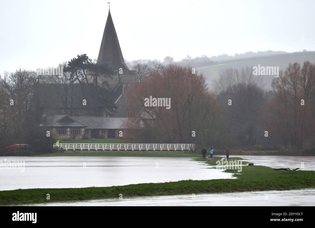 Alfriston Sussex Royaume-Uni 28 décembre 2020 - les marchettes brave le temps humide que les champs et les terres agricoles sont inondés par la rivière Cuckmere près d'Alfriston dans l'est du Sussex après la récente forte pluie et Storm Bella qui a causé des perturbations à travers le Royaume-Uni . Plus de neige et de pluie sont prévues pour le Royaume-Uni au cours des prochains jours : Credit Simon Dack / Alamy Live News Banque D'Images