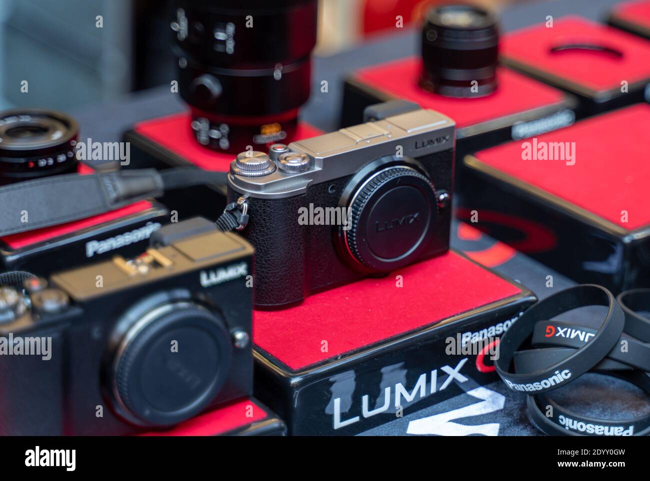 18 août 2018 Moscou, Russie. Caméra électronique Panasonic Lumix sur le comptoir du magasin. Banque D'Images