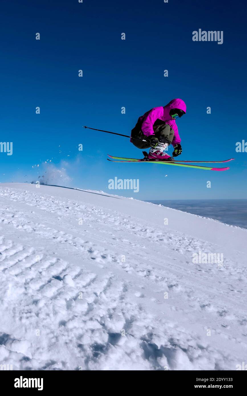 homme skieur sautant sur la piste de ski sautez le portrait vertical Photo 2020 2021 ouverture de la saison de ski dans les Alpes Autriche femme Banque D'Images