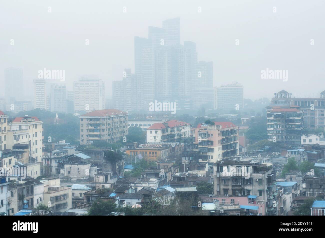 Les bâtiments et les appartements ont été altérés lors d'une journée de pluie brumeuse Shang Xia Jiu rue piétonne dans le quartier de Xiguan dans La ville de Guangzhou Chine en G. Banque D'Images