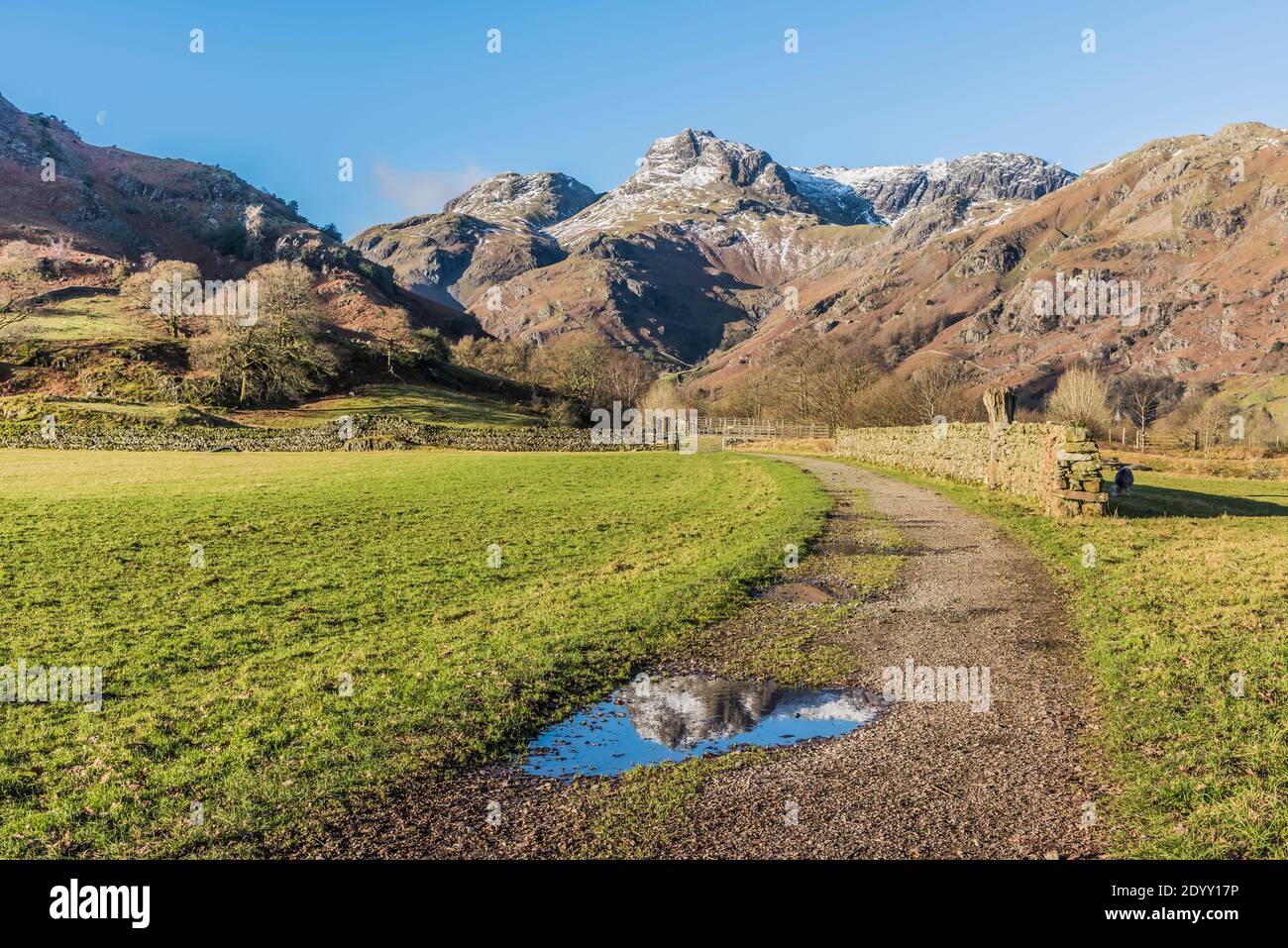 Angleterre. L'image est une scène hivernante des Langdale Pikes, dans la vallée de Langdale du Lake District, non loin de la ville de Cumbrian d'Ambleside Banque D'Images