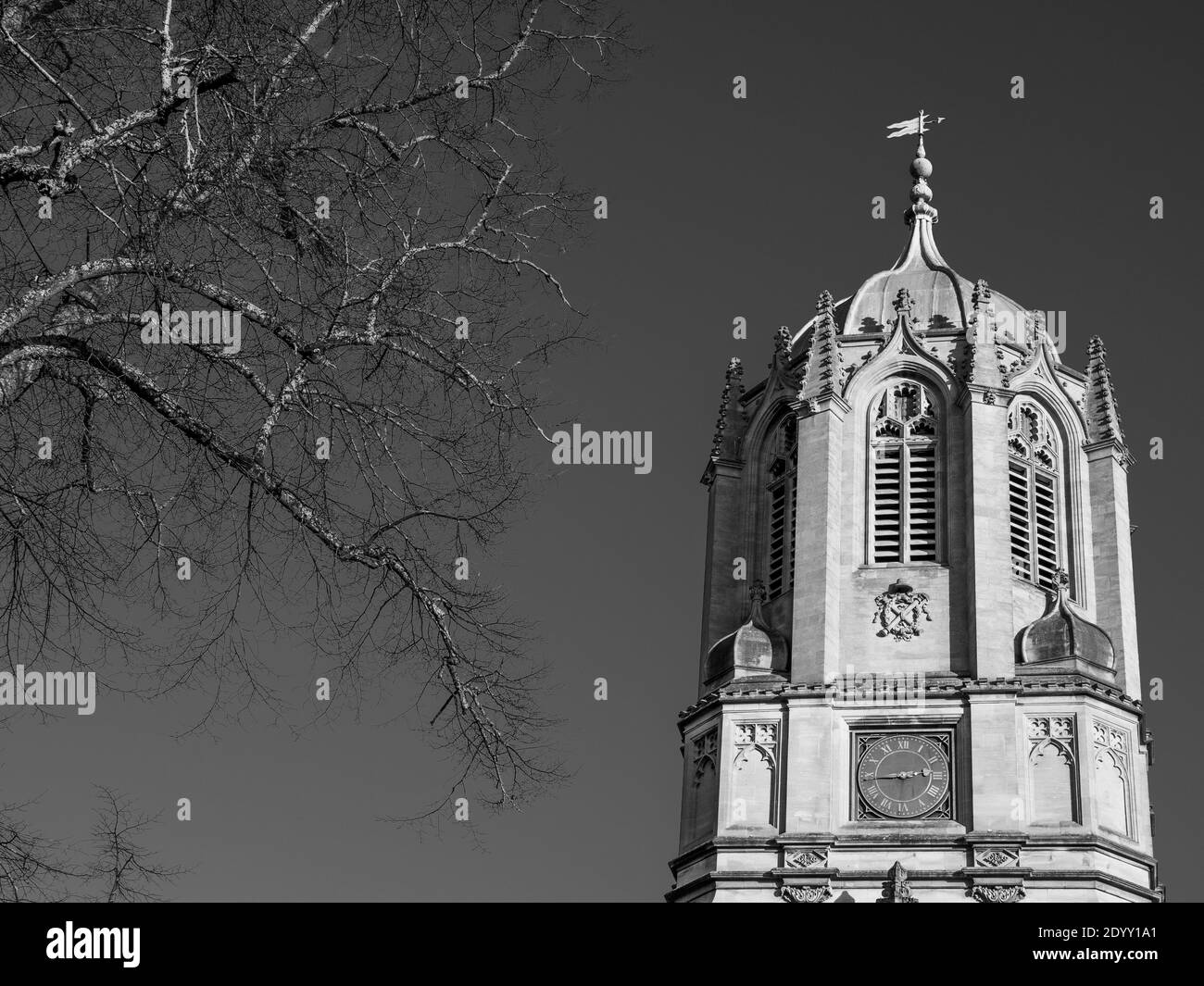 Paysage noir et blanc de Tom Tower en hiver, Christ Church College, Université d'Oxford, Oxfordshire, Angleterre, Royaume-Uni, GB. Banque D'Images