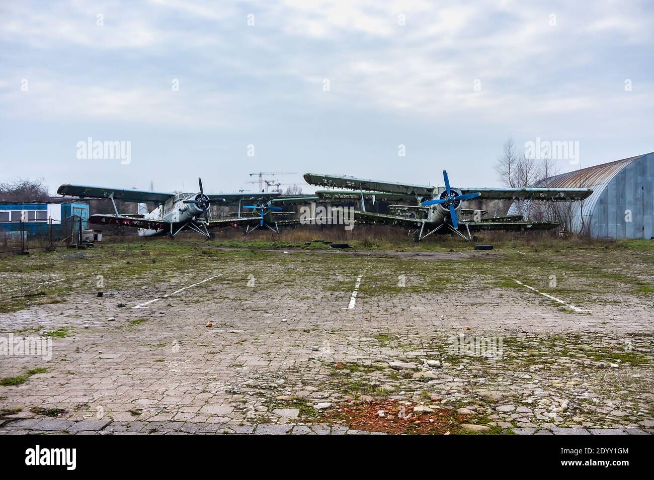 Russie, Kaliningrad, 21 décembre 2019, aérodrome de Dewau, avion abandonné, ancien club d'aviation et de sport, ancien aéroport de Konigsberg, petit avion cl Banque D'Images