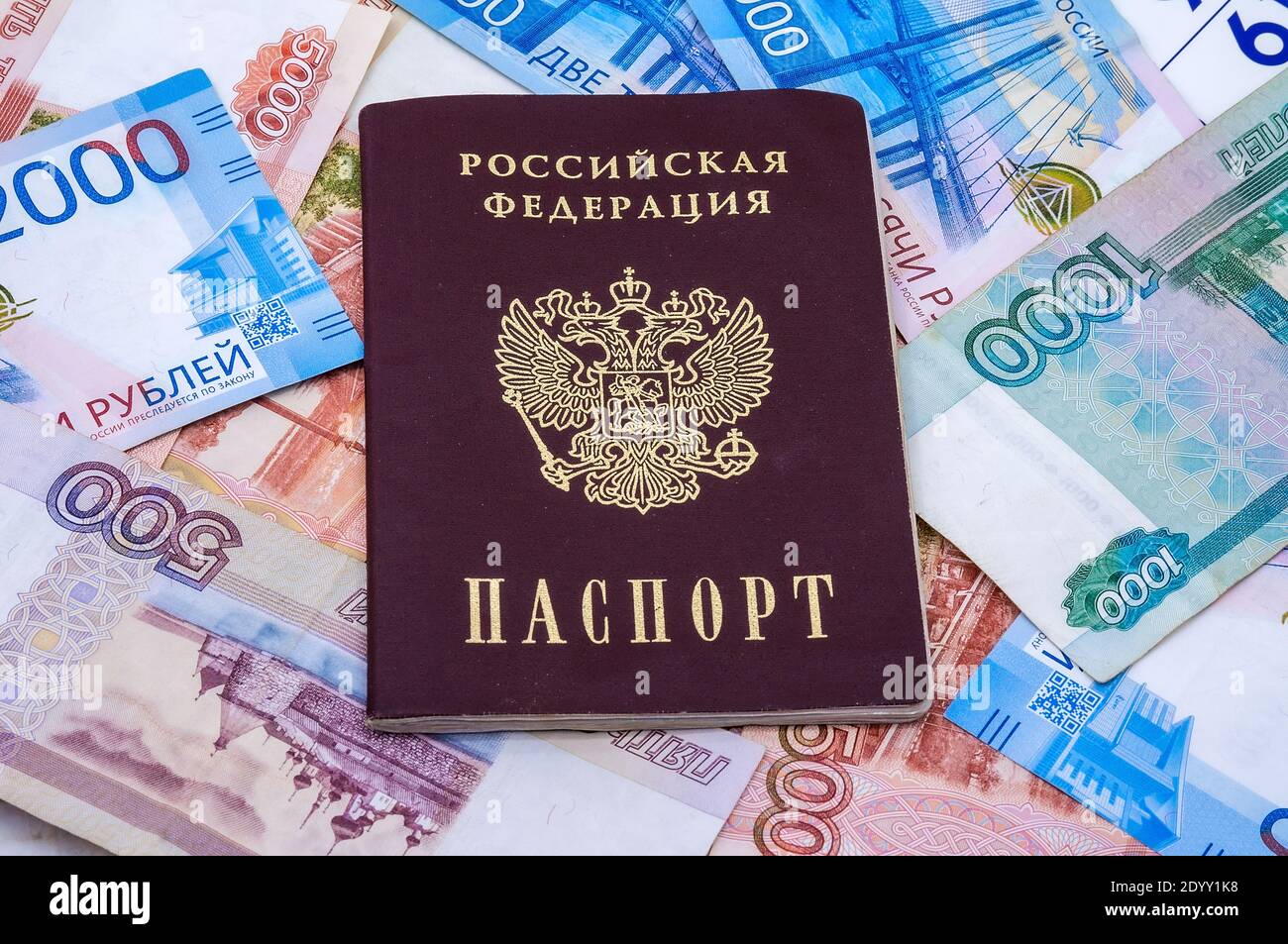 Monnaie russe papier, passeport russe et roubles, deux mille roubles, cinq mille roubles, mille roubles Banque D'Images
