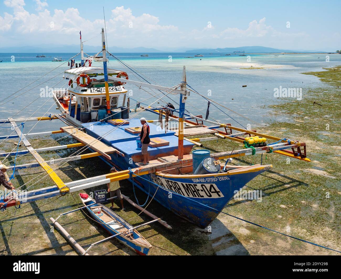 Vue aérienne d'un bateau traditionnel de pêche au thon avec des stabilisateurs à Tinoto, un village de Maasim, province de Sarangani, Philippines Banque D'Images