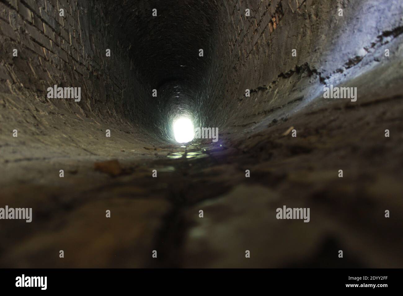 Tunnel, puits, lumière au bout du tunnel. Photo de haute qualité Banque D'Images Tunnel, puits, lumière au bout du tunnel. Photo de haute qualité Banque D'Images