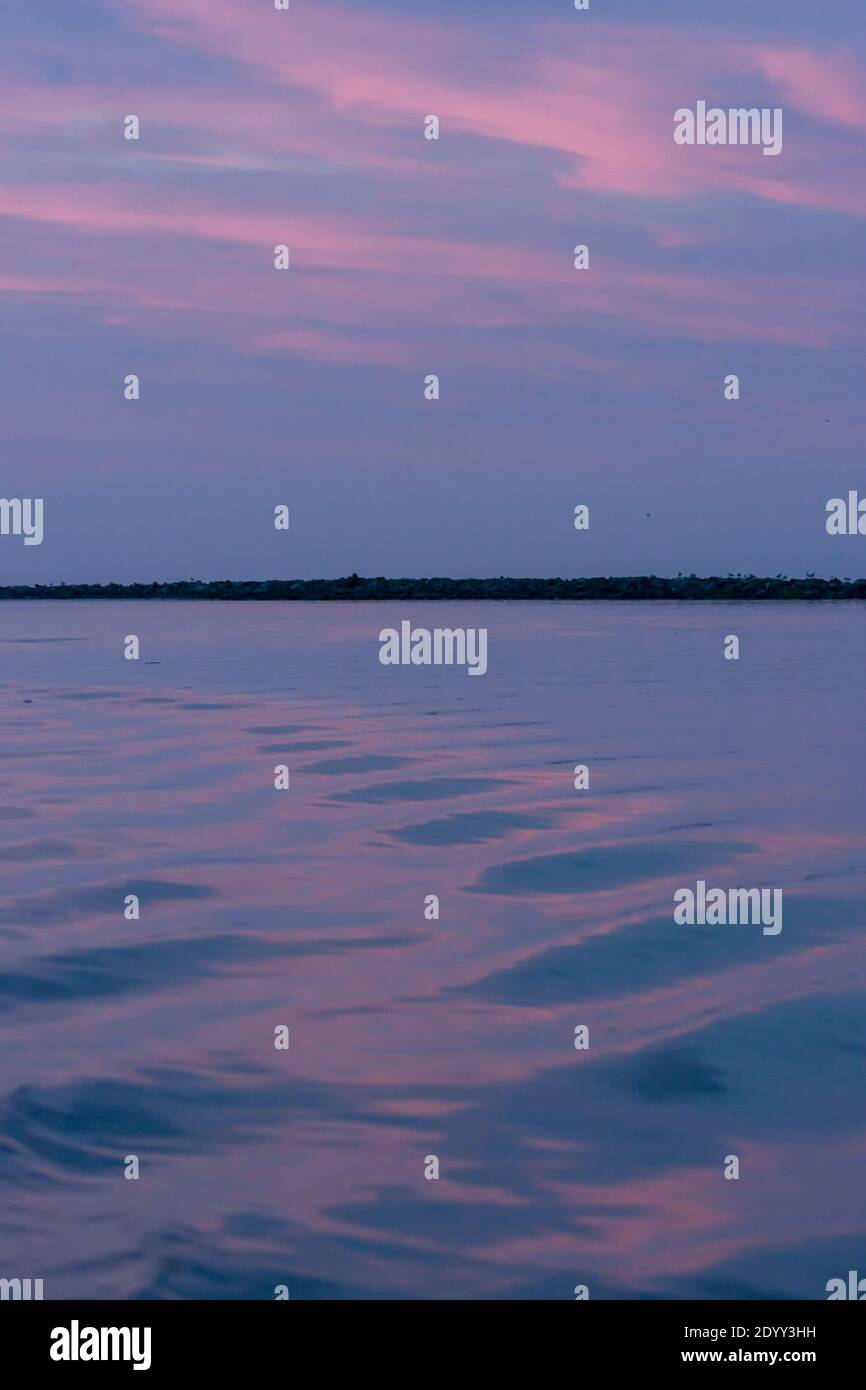 Motif causé par le réveil du bateau, Mispillion Harbour, Delaware Bay, États-Unis Banque D'Images