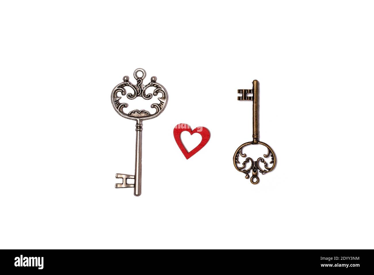 Deux clés vintage et un coeur rouge isolé sur un arrière-plan blanc Banque D'Images Deux clés vintage et un coeur rouge isolé sur un arrière-plan blanc Banque D'Images
