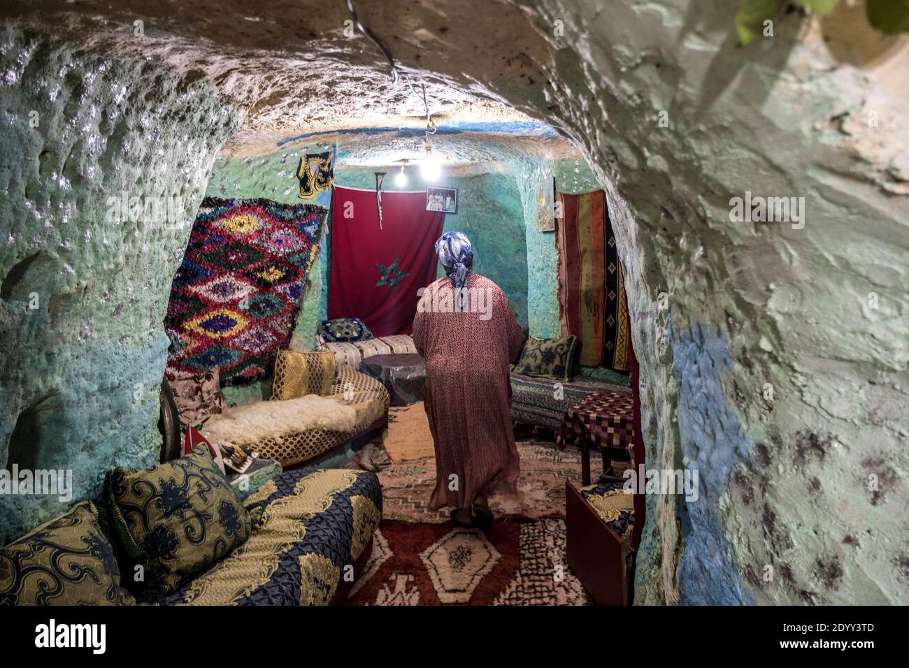 Une berbère dans sa maison traditionnelle. Village de Berber dans les montagnes du Moyen Atlas, Maroc Banque D'Images