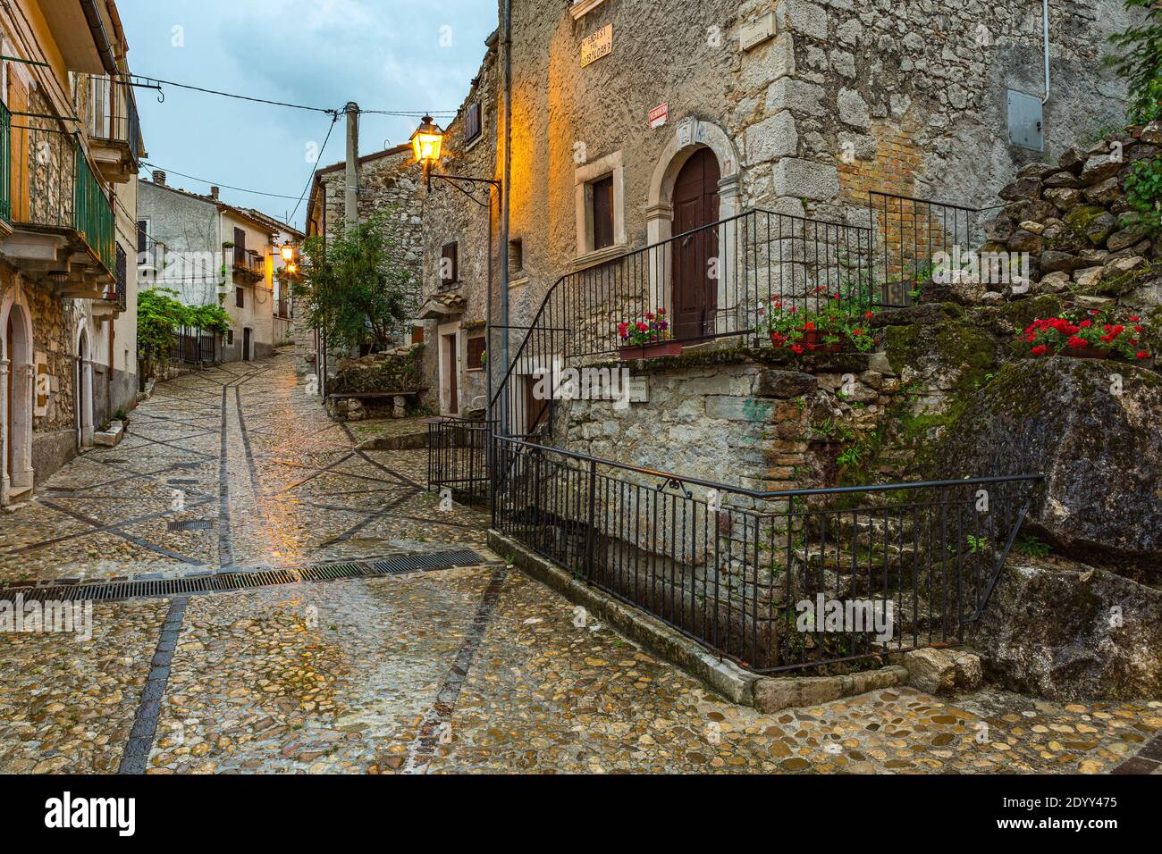 Rue pavée principale dans le village de Roccacaramanico après une pluie. Abruzzes, Italie, Europe Banque D'Images