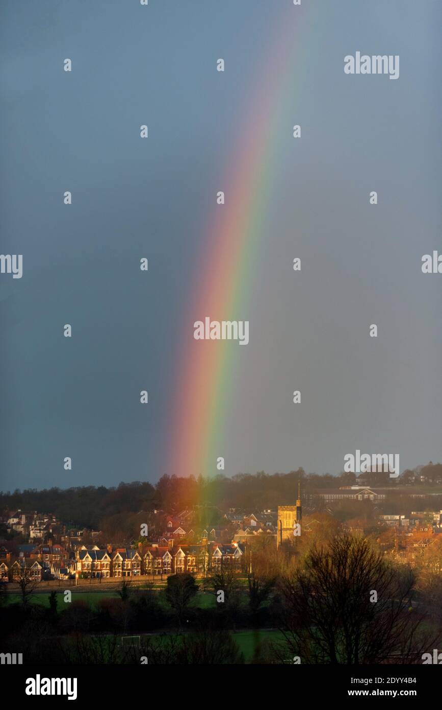 Brighton, 28 décembre 2020 : un arc-en-ciel s'illumine dans le ciel de la fin de l'après-midi après une averse de pluie au-dessus de Brighton crédit : Andrew Hasson/Alay Live News Banque D'Images