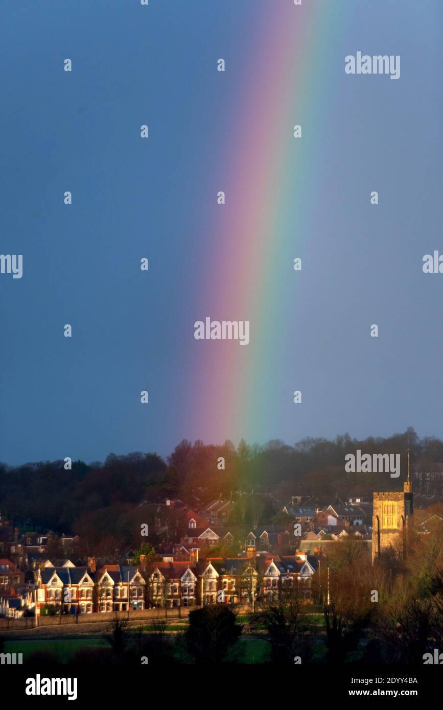 Brighton, 28 décembre 2020 : un arc-en-ciel s'illumine dans le ciel de la fin de l'après-midi après une averse de pluie au-dessus de Brighton crédit : Andrew Hasson/Alay Live News Banque D'Images