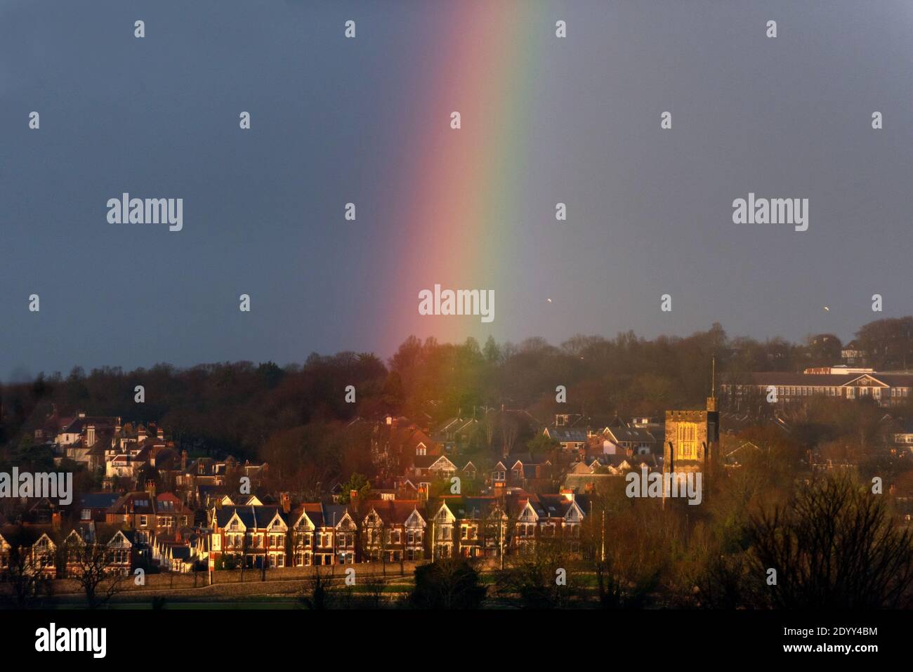 Brighton, 28 décembre 2020 : un arc-en-ciel s'illumine dans le ciel de la fin de l'après-midi après une averse de pluie au-dessus de Brighton crédit : Andrew Hasson/Alay Live News Banque D'Images