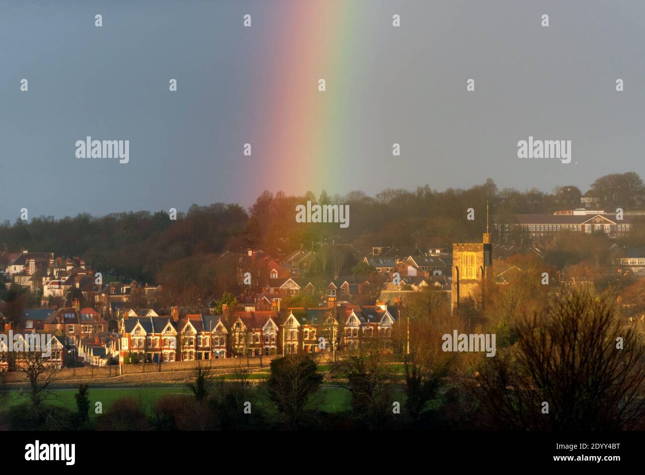 Brighton, 28 décembre 2020 : un arc-en-ciel s'illumine dans le ciel de la fin de l'après-midi après une averse de pluie au-dessus de Brighton crédit : Andrew Hasson/Alay Live News Banque D'Images